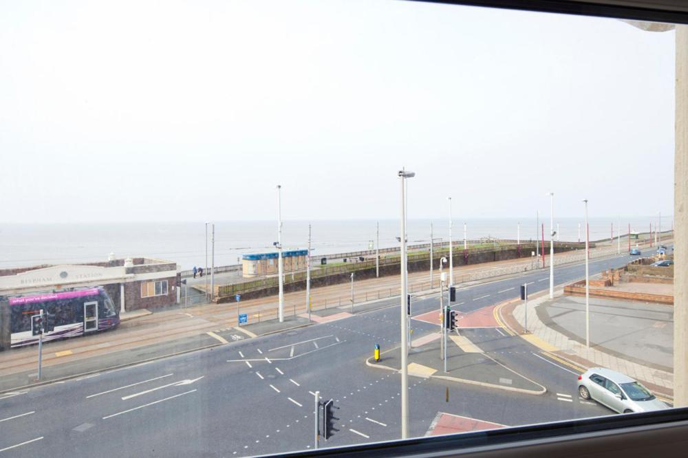 Queens Mansions: Empress Suite Blackpool Bagian luar foto