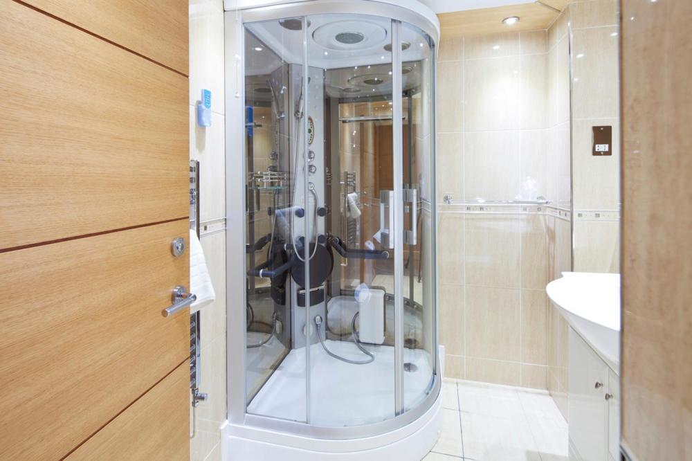 Queens Mansions: Empress Suite Blackpool Bagian luar foto