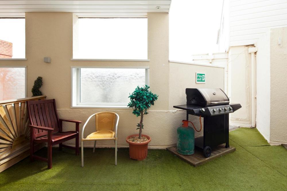 Queens Mansions: Empress Suite Blackpool Bagian luar foto
